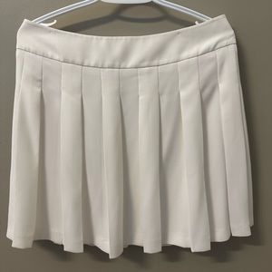Beautiful white pleated skirt by Nisse